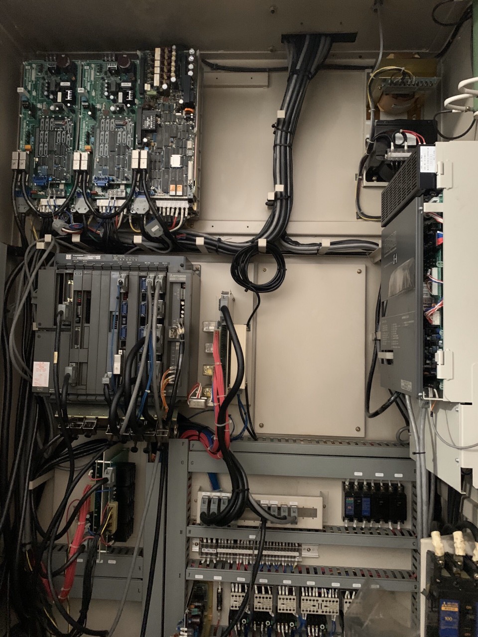 Máy phay Mitsubishi M-V70C